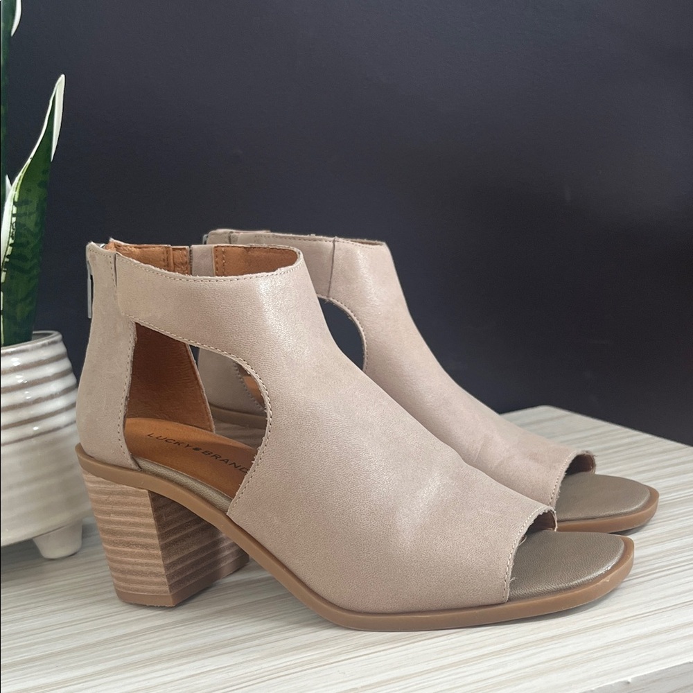 Women's Beige LUCKY BRAND Peep-Toe Block Heel Sandals!! EUC!!